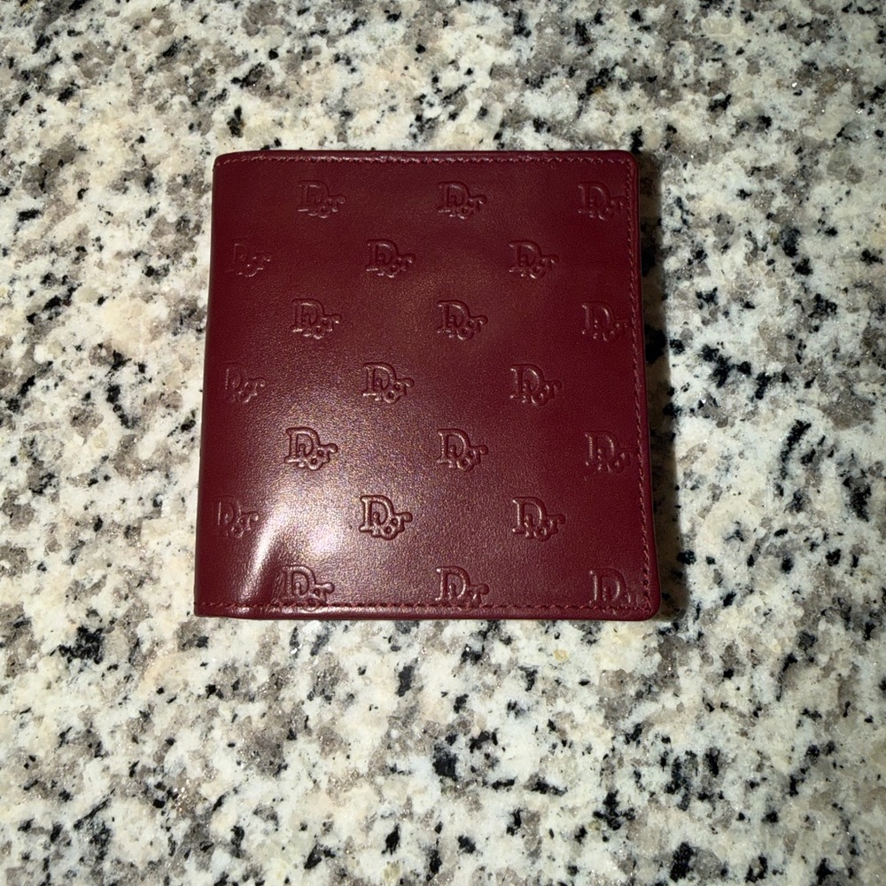 🔴✨Authentic Christian Dior Men’s Deep Red Leather Card Bifold - Embossed Logo✨🔴